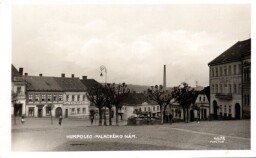 Humpolec, Dolní (Palackého) náměstí s kašnou před radnicí (dnešní městská knihovna)